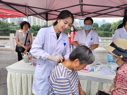 我市开展医师节义诊活动.jpg 我市开展医师节义诊活动.jpg